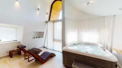 Hotel Cuibul De Lemn