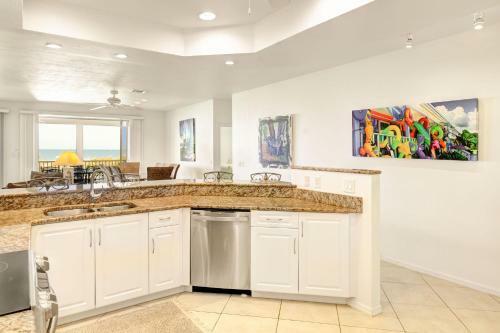 A Saba Wind North- Oceanfront Estate With Pool On Captiva Island