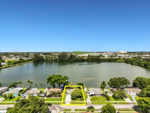 Cheerful 2 Bedroom Lakehouse Home Woffice Space