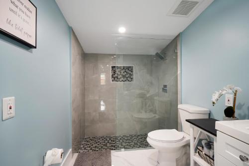 Cheerful 2 Bedroom Lakehouse Home Woffice Space