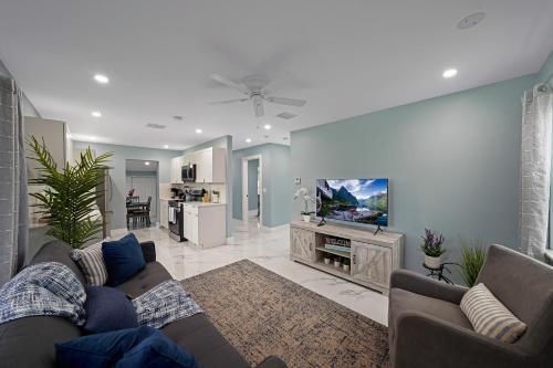 Cheerful 2 Bedroom Lakehouse Home Woffice Space
