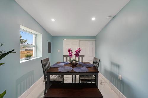 Cheerful 2 Bedroom Lakehouse Home Woffice Space
