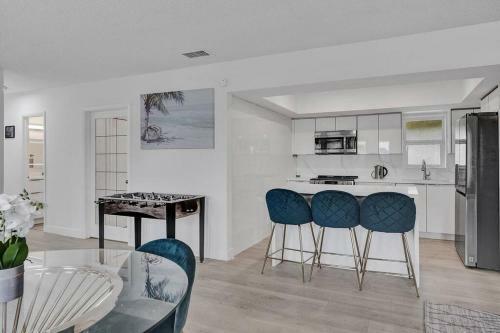 Modern 4 Bed 2 Bath Home Next To The Beach
