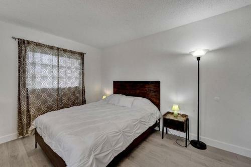 Modern 4 Bed 2 Bath Home Next To The Beach