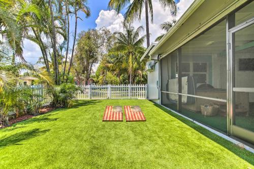 Tropical Oasis With Hot Tub, Fire Pit And Yard!