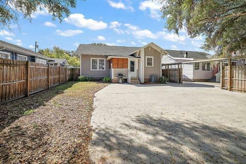 Walk To Downtown Eustis~cozy Porch~fire Pit~bbq~bungalow