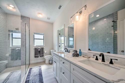 Modern Cape Coral Home Private Lanai And Pool!