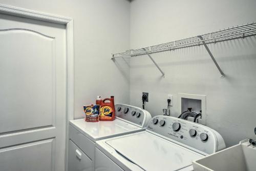 Modern Cape Coral Home Private Lanai And Pool!