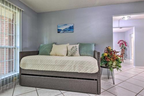 Modern Gulf Breeze Getaway Patio, Near Beach