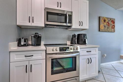 Modern Gulf Breeze Getaway Patio, Near Beach