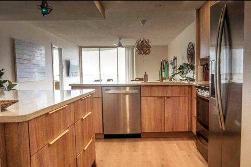 Apartamento Beautiful, Beachfront, Balconied 2/2 Condo