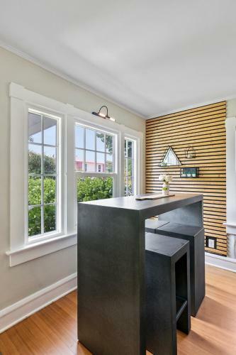 Villa Historic Waterfront 3/2 With Yard & Modern Kitchen