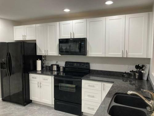 Spacious 4br/3ba. Approx. 5 Mins From Beach, Downtown, Airport, Etc!