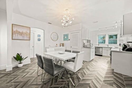 Design District Walking Distance From Luxurious Stores