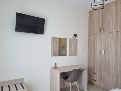 Chrysanthe's Apartments No2