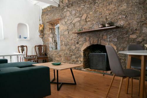 Caviro - Traditional Stone House In Chora