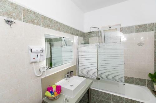 Irinis Sea View House