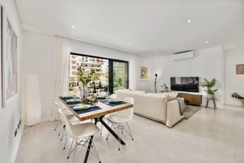 Luxorious Beachside Apartment With Pool