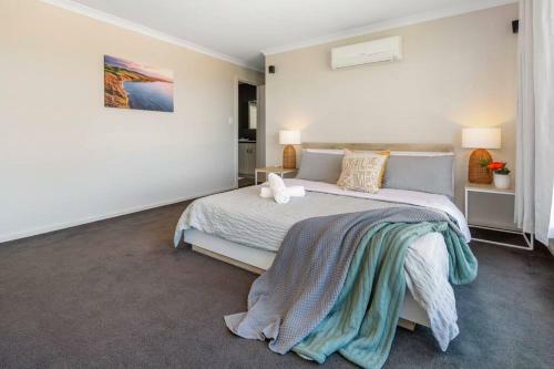 Oriana Grande- 5 Bdrm Sleeps 14 Beach View Wifi