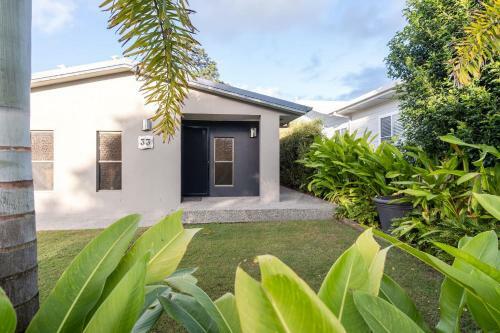 Spacious Family Home With Pool In Golden Beach