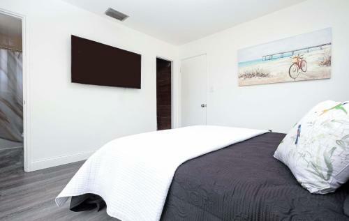 Cheerful 4 Bedroom Home With Huge Yard And Parking