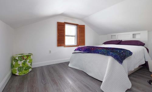 Cheerful 4 Bedroom Home With Huge Yard And Parking