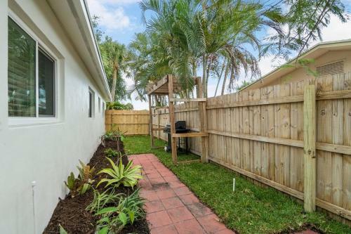 Chic Coastal - Heated Pool, Near Everything!