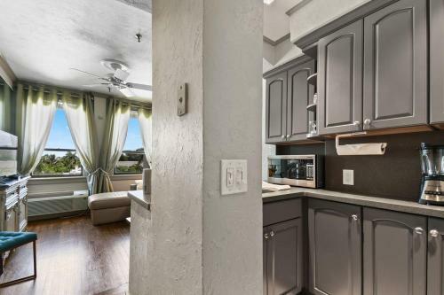 Yellow Orchid Apartment - Palm Beach - Pool