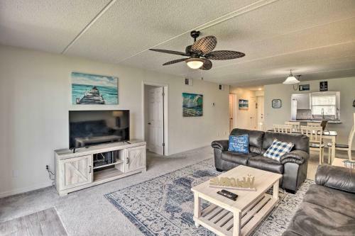 Apartamento Coastal Condo Escape With Patio Steps To Beach