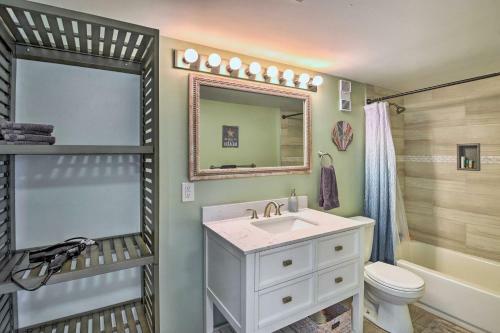 Apartamento Coastal Condo Escape With Patio Steps To Beach