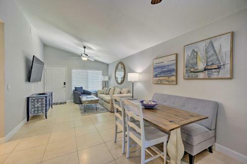 Bright, Airy Naples Home Near Beach And Dining!