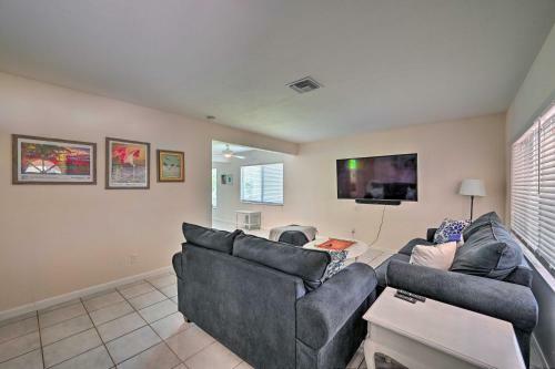 Bright Family Home, Walk To Vanderbilt Beach!