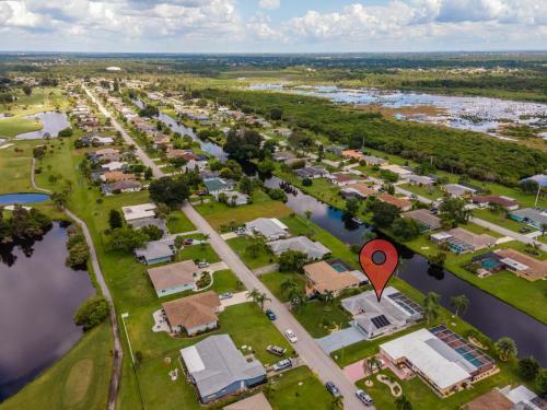 Florida Oasis - Private Dog Friendly Villa With Solar Pool - Sleeps 6