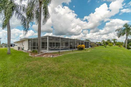 Florida Oasis - Private Dog Friendly Villa With Solar Pool - Sleeps 6