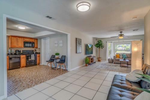 Golf Retreat - Private Dog Friendly Villa With Heated Pool - Sleeps 6