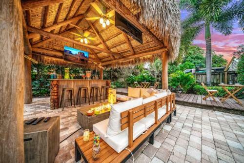 Chique Pool And Tiki Resort