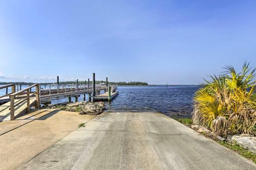 Apartamento Cheerful Condo With Community Pool And Boat Dock!
