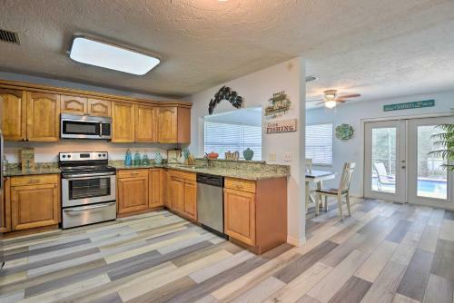 Bright Ruskin Home Less Than 2 Mi To Beach And Marina!