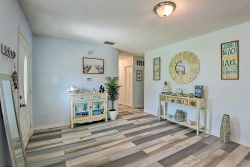 Bright Ruskin Home Less Than 2 Mi To Beach And Marina!
