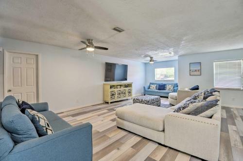 Bright Ruskin Home Less Than 2 Mi To Beach And Marina!
