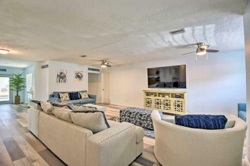 Bright Ruskin Home Less Than 2 Mi To Beach And Marina!