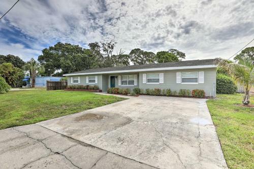 Bright Ruskin Home Less Than 2 Mi To Beach And Marina!
