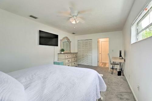 Bright Ruskin Home Less Than 2 Mi To Beach And Marina!