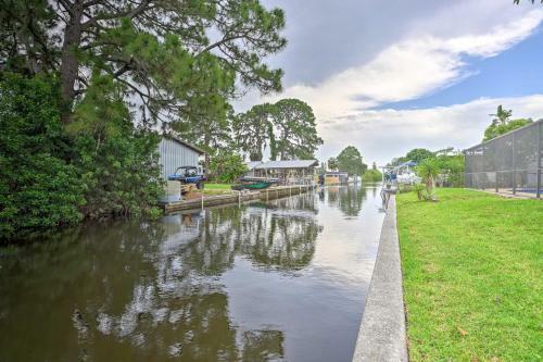 Bright Ruskin Home Less Than 2 Mi To Beach And Marina!