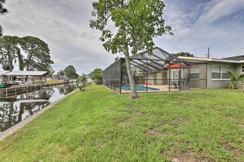 Bright Ruskin Home Less Than 2 Mi To Beach And Marina!