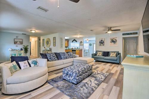 Bright Ruskin Home Less Than 2 Mi To Beach And Marina!