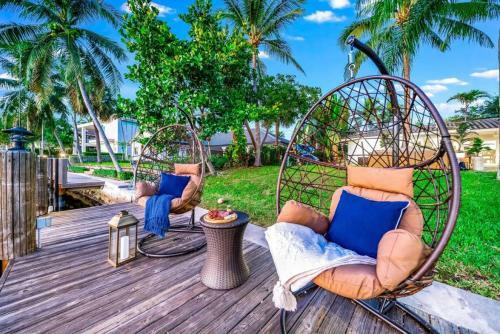 Waterfront Pool Dream Vacation