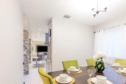 Family Vacation Home With Large Pool/4 Bedroom