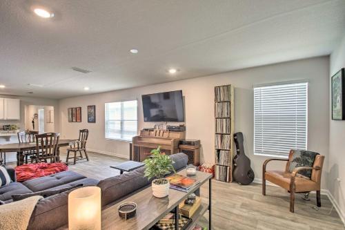 Musical Pensacola Home With Fire Pit And Grill!