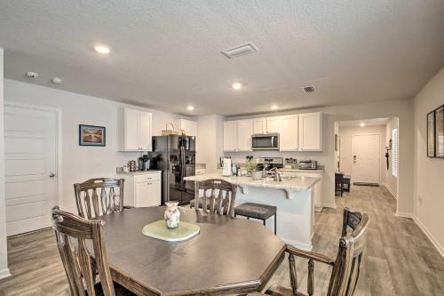 Musical Pensacola Home With Fire Pit And Grill!